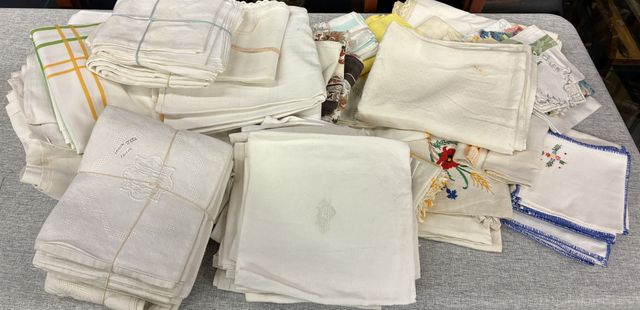 Une caisse de linge de table, dont damassées. Vendu en l’état san