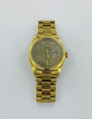 une photo d'une montre Rolex en or avec des chiffres romains