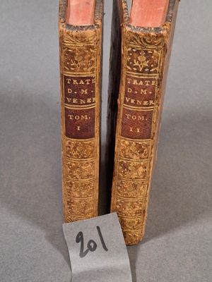 Deux vieux livres sont posés l'un à côté de l'autre sur une table