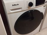 un lave-linge et un sèche-linge blancs dans une petite cuisine