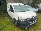 une camionnette blanche garée dans l'herbe