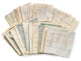plusieurs vieux papiers sont empilés sur une surface blanche