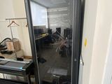 un grand miroir dans le coin d'une pièce