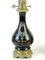 Paire de lampes à pétrole en verre peint noir à décor floral… (photo 4)