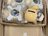 une boîte en carton contenant une tirelire