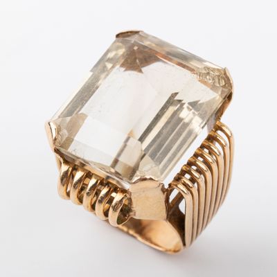une image d'une bague en or sertie d'un quartz vert facetté