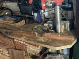 une photo d'un établi dans un garage avec des outils dessus