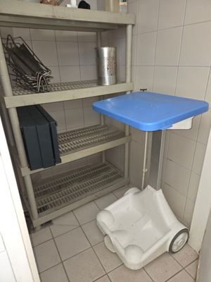 a blue tray sitting on top of a cart in a bathroom