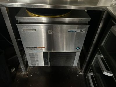 un plan de travail en acier inoxydable équipé d'une cuisinière et d'un lave-vaisselle