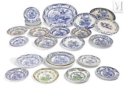 de nombreuses assiettes bleues et blanches de toutes sortes sur la table