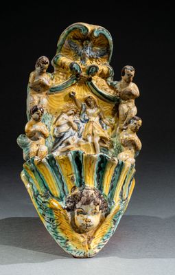 un vase orné d'un ensemble de figurines