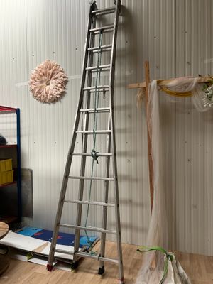 une échelle adossée au mur d'une pièce