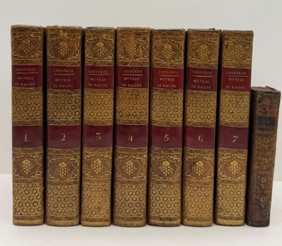 six vieux livres sont alignés sur une surface blanche