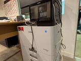 une imprimante posée sur un bureau