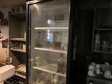 une photo d'une cuisine avec un réfrigérateur à l'intérieur