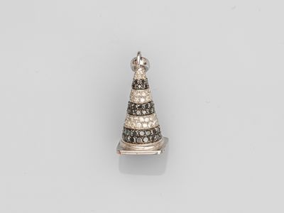 une décoration de sapin de Noël en argent et diamants noirs