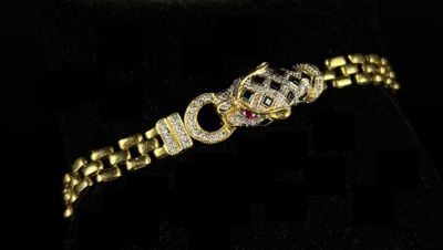 Gros plan sur un bracelet en or orné de diamants