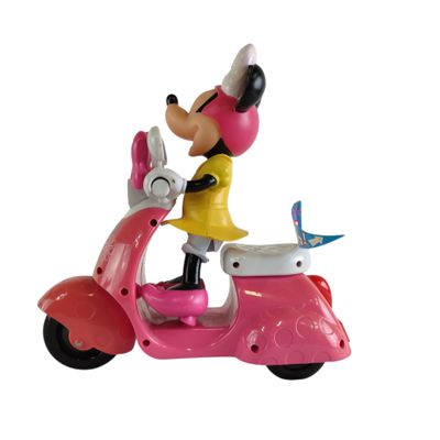 figurine de Mickey Mouse sur un scooter rose avec un chien