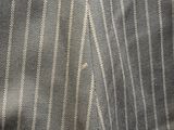 une image montrant un gros plan d'un tissu rayé
