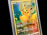 La carte Pokémon se trouve dans un étui en plastique transparent sur fond noir.