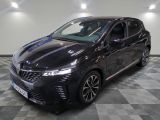 la voiture noire est garée sur un sol en damier dans le garage