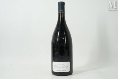 une bouteille de vin posée sur une table
