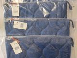 trois sacs de tissu bleu sont empilés les uns sur les autres