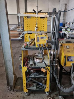 une machine qui se trouve à l'intérieur d'un bâtiment