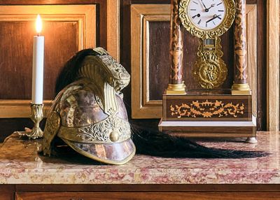 une horloge et un casque posés sur une table devant une horloge