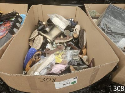 une boîte remplie de chaussures et d'autres objets