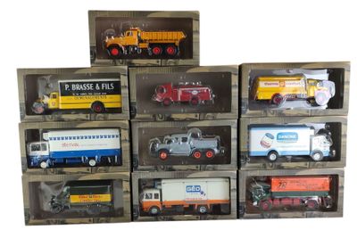 de nombreux types de camions jouets dans une vitrine