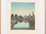 une vieille photo représentant un bâtiment avec une piscine devant