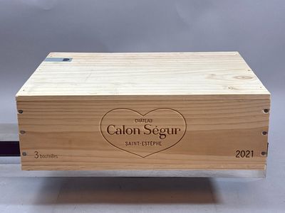 La boîte en bois est ornée d'un cœur et porte un nom gravé dessus.