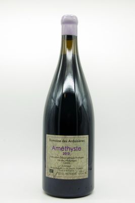 une bouteille de vin posée sur une table