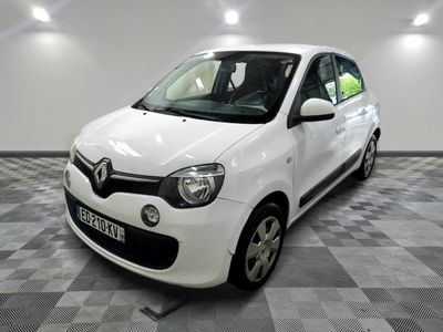 la photo d'une voiture blanche garée dans un garage