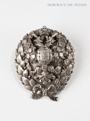 une broche en argent ornée de fleurs et de feuilles