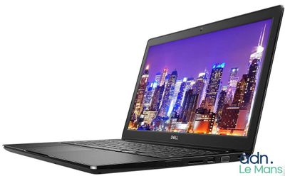 L'ordinateur portable Dell est ouvert sur un fond blanc, avec la silhouette d'une ville en arrière-plan.