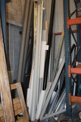 On trouve de nombreux types de métaux et de bois différents dans cette pièce.