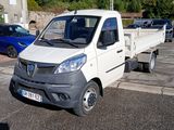 un camion blanc garé dans un parking