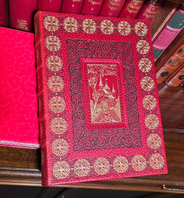 deux livres posés sur une table, dont l'un a une couverture rouge
