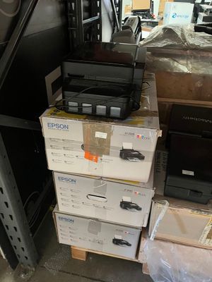 une pile de cartons et une imprimante posées les unes sur les autres