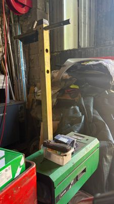 une pile d'objets hétéroclites dans un garage