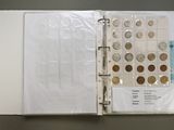 un gros plan sur un livre contenant un tas de pièces de monnaie