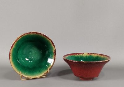 paire de bols et soucoupes en céramique rouge et verte
