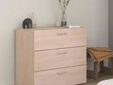 une chambre avec un lit, une commode et une chaise