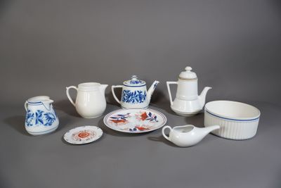 de nombreux types de théières et de soucoupes sur la table