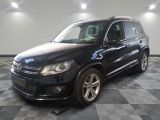 La Volkswagen Tiguan est garée dans le garage, sur un sol à damier.