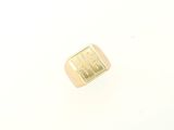 une image représentant une bague en or ornée d'un motif carré