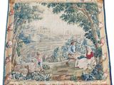 une image représentant une tapisserie sur laquelle figurent un homme et une femme assis sur un banc