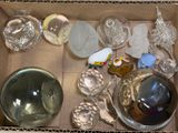 une boîte contenant de la verrerie et d'autres objets